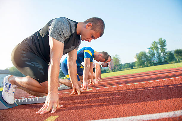 트랙에서 경주 할 준비가된 사람들의 클로즈업 사이드 뷰 - rivalry starting block track and field athlete track and field 뉴스 사진 이미지