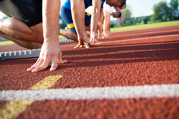 트랙에서 경주 할 준비가된 사람들의 클로즈업 사이드 뷰 - rivalry starting block track and field athlete track and field 뉴스 사진 이미지