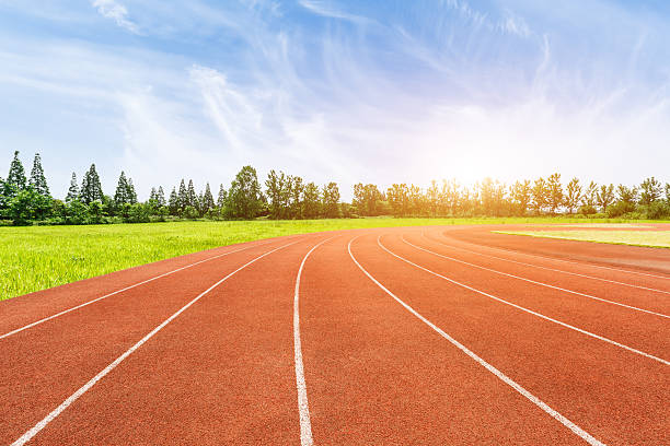 scenario della pista dello stadio all'aperto - track and field stadium foto e immagini stock