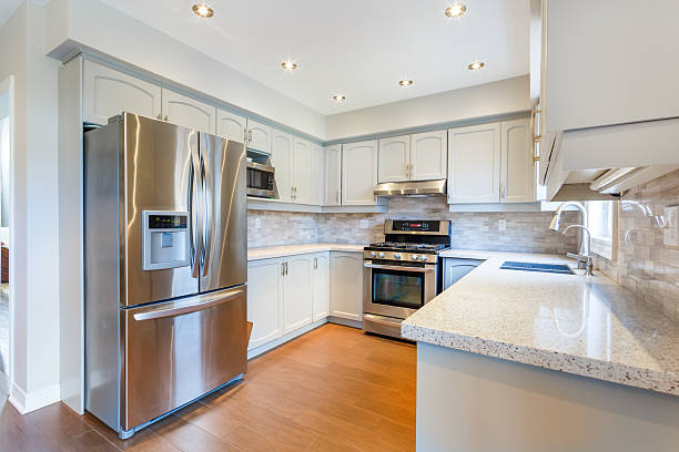 intérieur de cuisine dans une nouvelle maison de luxe - stainless steel photos et images de collection