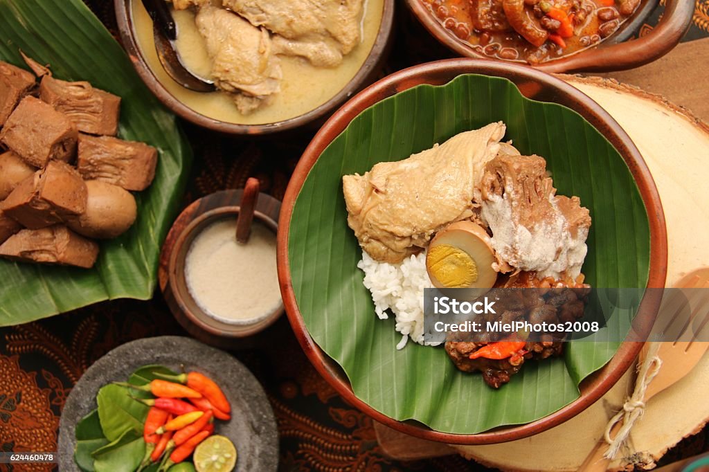 Nasi Gudeg Jogja Cercado com os Pratos Individuais - Foto de stock de Etnia Indonésia royalty-free