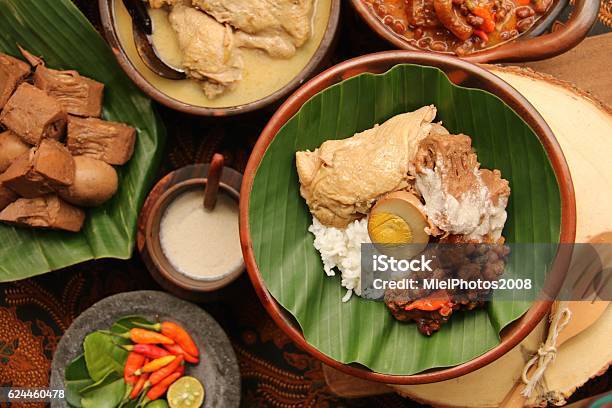 Foto de Nasi Gudeg Jogja Cercado Com Os Pratos Individuais e mais fotos de stock de Etnia Indonésia - Etnia Indonésia, Indonésia, Yogyakarta