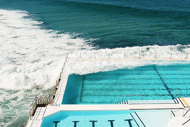 piscina con spiaggia di bondi beach - surfing new south wales beach australia foto e immagini stock