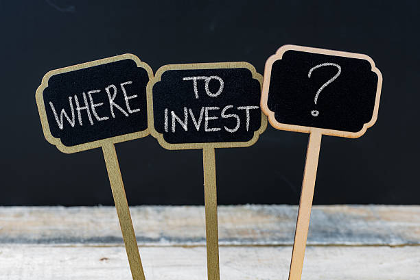 istock Business message WHERE TO INVEST ? 624473196