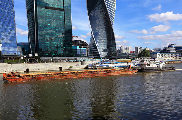 holowanie barek na rzece wzdłuż miasta - moscow river zdjęcia i obrazy z banku zdjęć