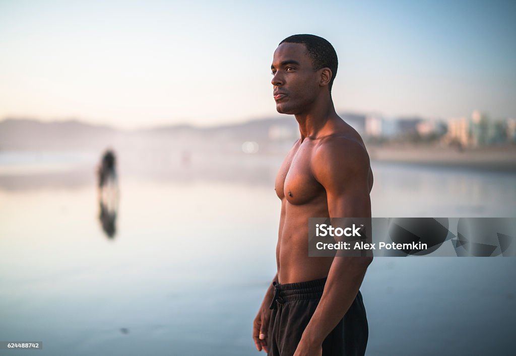 Junge schwarze Athletin übt am Strand bei Sonnenuntergang - Lizenzfrei Afrikanischer Abstammung Stock-Foto