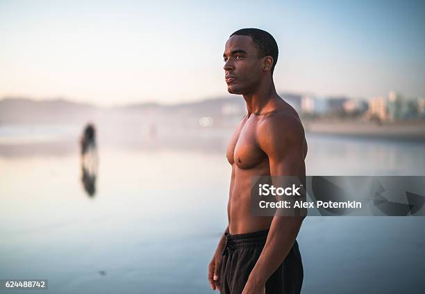 Junge Schwarze Athletin Übt Am Strand Bei Sonnenuntergang Stockfoto und mehr Bilder von Afrikanischer Abstammung