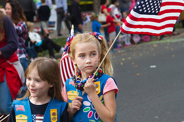 escoteiras apoiando veteranos - parade flag child patriotism - fotografias e filmes do acervo