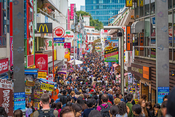 berühmter ort in tokio , harejuku nimmthita zu fuß straße - harajuku district stock-fotos und bilder