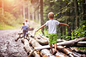 kinder-balancieren-auf-baumst%C3%A4mmen.jpg?b=1&s=170x170&k=20&c=Fmn7EzVS3c-au2_SGeW7Rno1TLiVMn7t9R60v89tE48=
