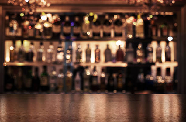 empty wooden bar counter - 含酒精飲品 圖片 個照片及圖片檔