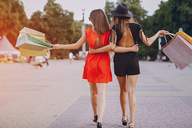 istock girl is shopping 624511680