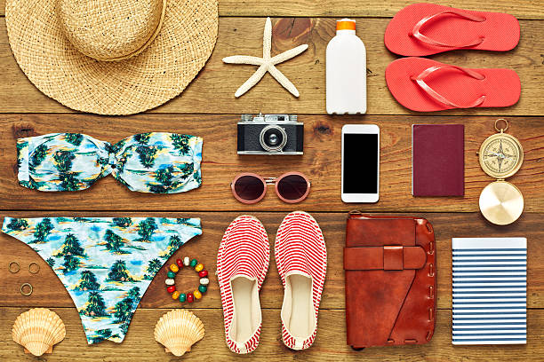 木材の旅行やビーチアクセサリーのフラットレイ - bikini summer vacations looking down ストックフォトと画像