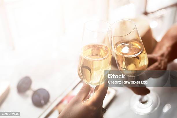 Foto de Brinde Cheers Álcool Bebidas Conceito De Comemoração e mais fotos de stock de Champanhe