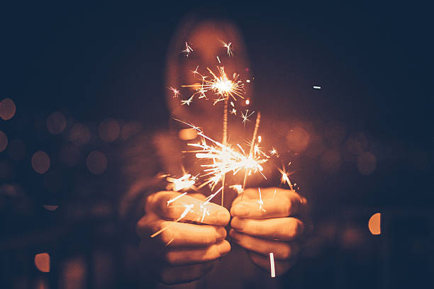 człowiek trzymający iskierki w rękach - firework display pyrotechnics party celebration zdjęcia i obrazy z banku zdjęć