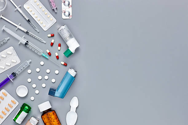 colpo piatto di forniture mediche su sfondo grigio - medicine pill bottle healthcare and medicine studio shot foto e immagini stock