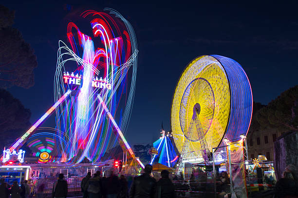 grande roue dans la nuit-luna park. - blurred motion amusement park spinning lighting equipment photos et images de collection