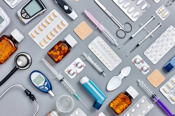 flat lay of various medical supplies on gray background - equipamento médico imagens e fotografias de stock