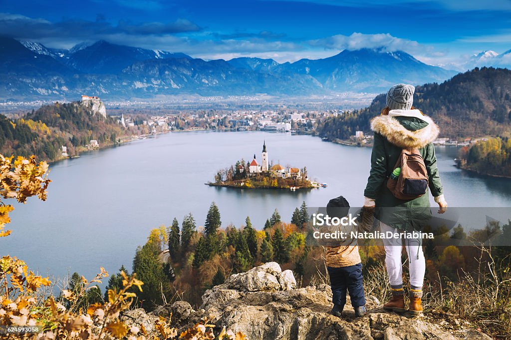 Família itinerante olhando em Bled Lake, Eslovênia, Europa - Foto de stock de Eslovênia royalty-free