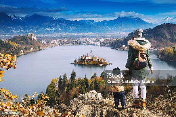 Foto de Família Itinerante Olhando Em Bled Lake Eslovênia Europa e mais fotos de stock de Eslovênia