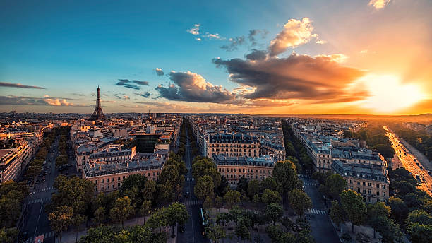 atardecer sobre parís y la torre eiffel - las afueras de parís fotografías e imágenes de stock