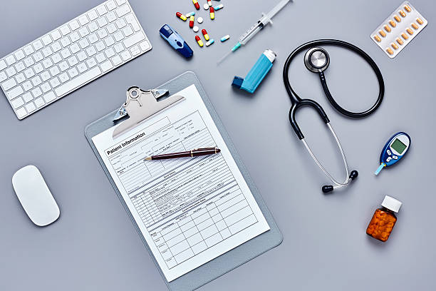 医療機器を備えた患者情報フォームのフラットレイ - pill bottle pill stethoscope medical exam ス�トックフォトと画像