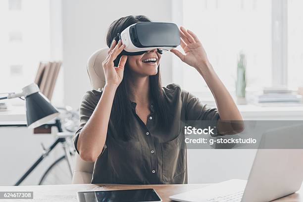 El Futuro Es Ahora Mismo Foto de stock y más banco de imágenes de Simulador de realidad virtual - Simulador de realidad virtual, Realidad Virtual, Mujeres