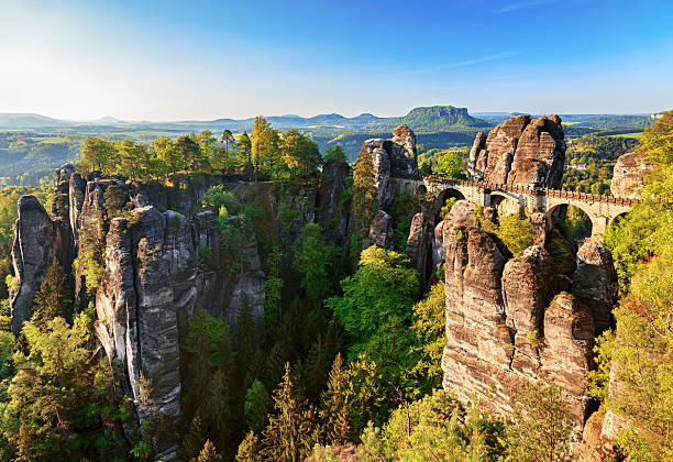 vista por la mañana rocas y puente de bastei en la suiza sajona, alemania - basteifelsen fotografías e imágenes de stock