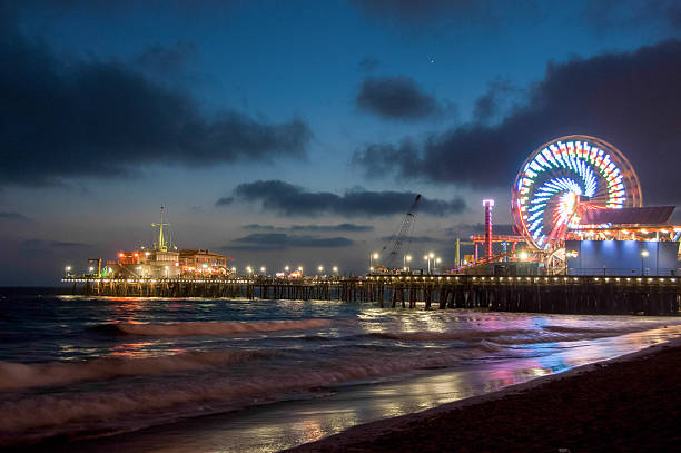 night los angeles, riesenrad in santa monica. kalifornien usa - ferris wheel santa monica pier santa monica wheel stock-fotos und bilder