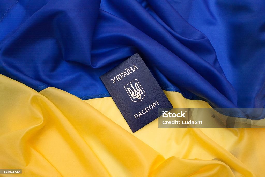 Pasaporte ucraniano en la bandera de Ucrania. - Foto de stock de Ucrania libre de derechos