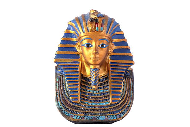 estatua de máscara de rey tut, aislado sobre fondo blanco  - death mask of tutankhamun fotografías e imágenes de stock