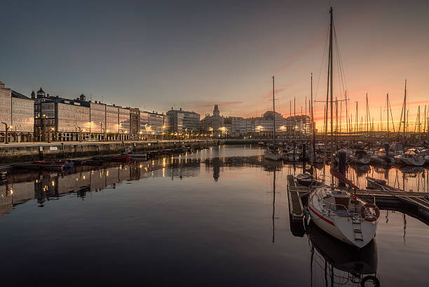 ocio turístico popular hay que ver destino en coruña, galicia, españa. - yacht sea sunrise sailing fotografías e imágenes de stock