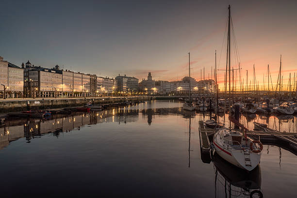 レジャー観光人気は、コルナ、ガリシア、スペインの目的地を参照してくださいする必要があります。 - yacht sea sunrise sailing ストックフォトと画�像