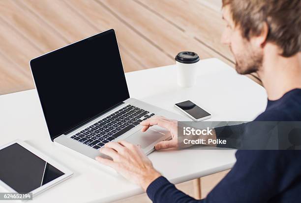 Lugar De Trabajo Hombre Usando La Computadora Portátil Ordenador Foto de stock y más banco de imágenes de Monitor de ordenador