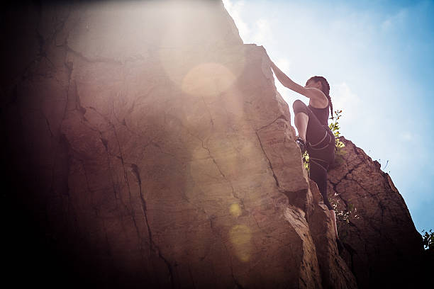 młody wspinacz wspinaczka skalna - muscular build rock climbing mountain climbing women zdjęcia i obrazy z banku zdjęć