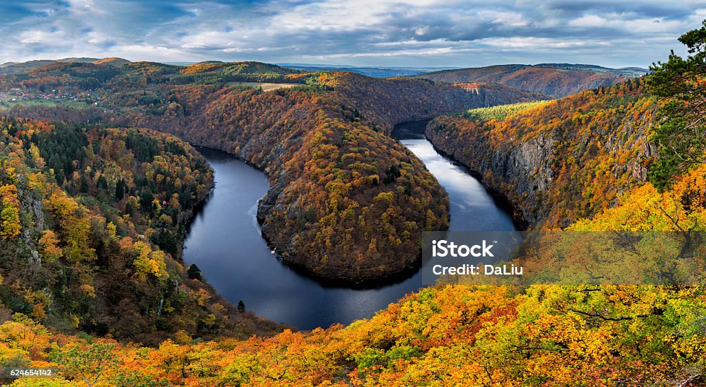 Cañón del río con agua oscura y bosque colorido de otoño - Foto de stock de República Checa libre de derechos