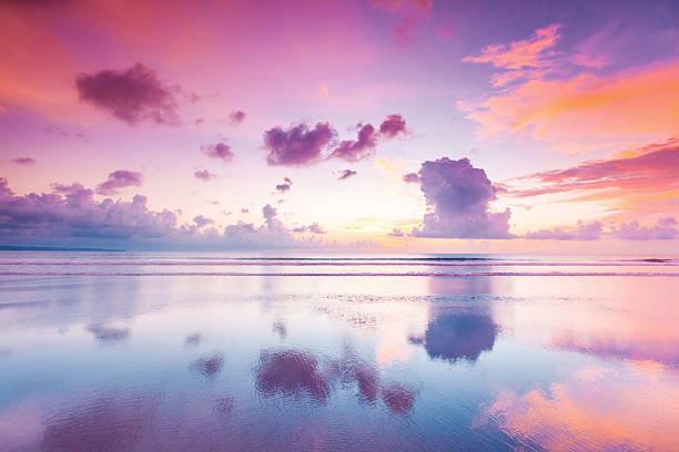 バリ島の海に沈む夕日 - 水平線 ストックフォトと画像