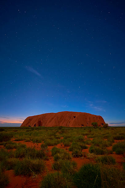 starlight sur uluru - uluru australia northern territory sunrise photos et images de collection