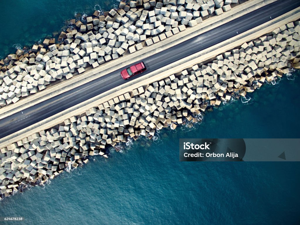Auto fährt entlang der Küste - Lizenzfrei Auto Stock-Foto