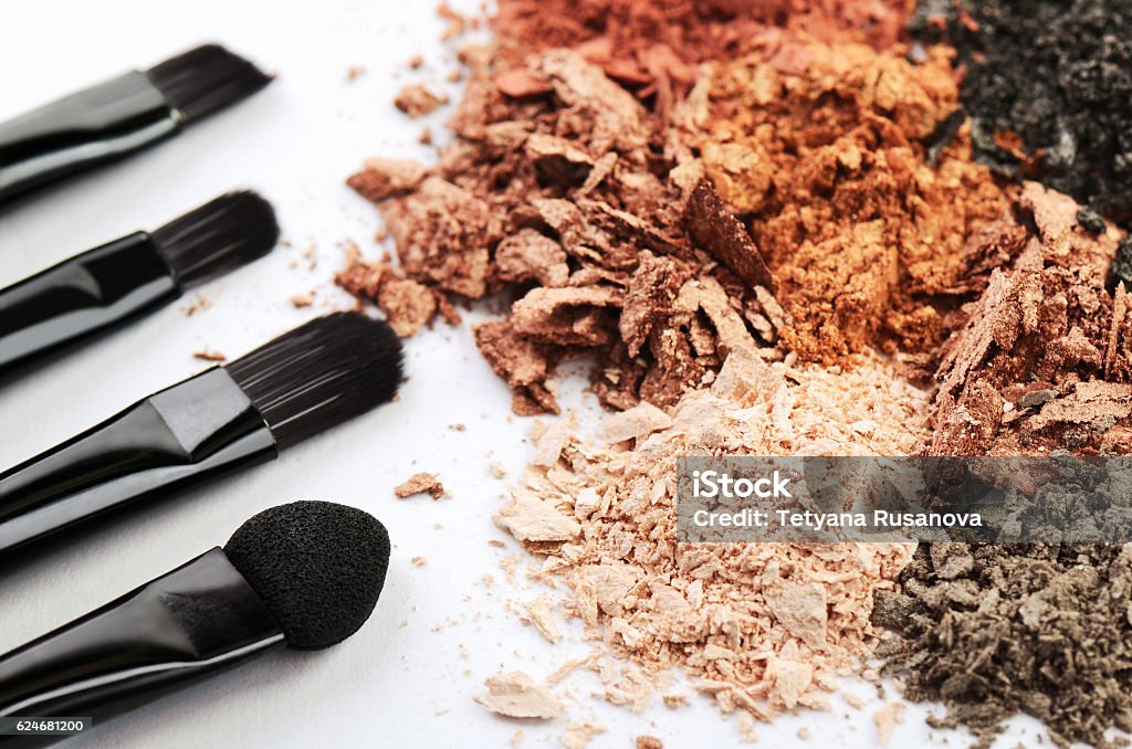 vier Make-up-Pinsel und zerbröckelte Lidschatten in verschiedenen Farben - Lizenzfrei Auge Stock-Foto