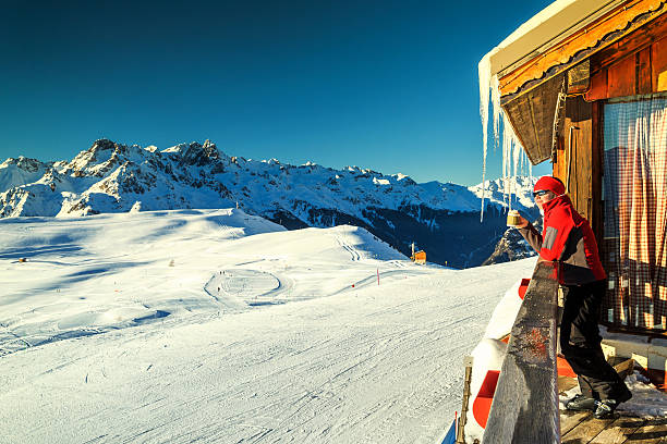 mujer relajándose y bebiendo té en la terraza de madera - ski resort hut snow winter fotografías e imágenes de stock