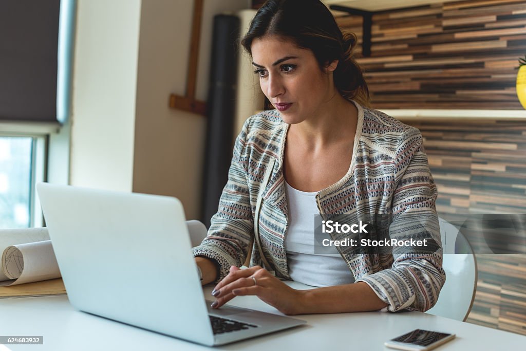 Junge Frau arbeitet in ihrem Büro - Lizenzfrei Geschäftsfrau Stock-Foto