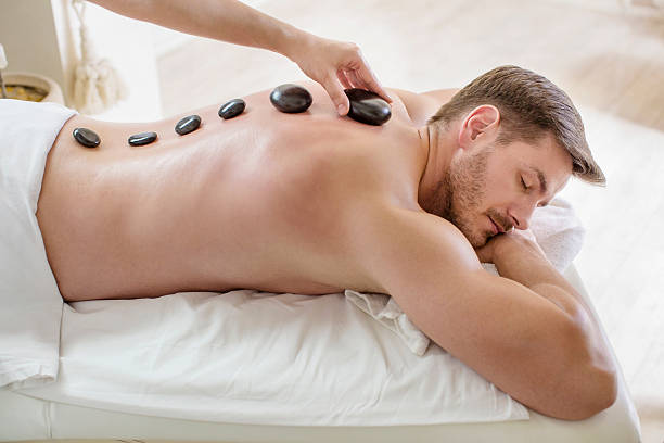 massage aux pierres  - lastone therapy spa treatment health spa massaging photos et images de collection