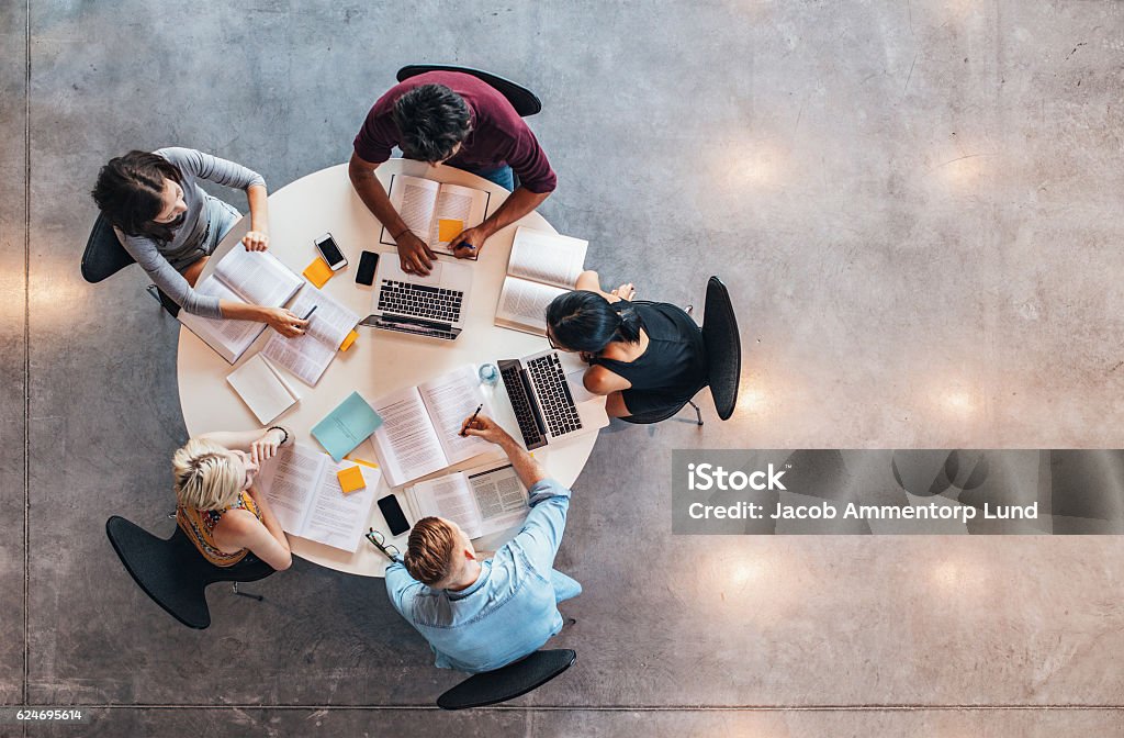 Étudiants universitaires faisant des études de groupe - Photo de Travail d'équipe libre de droits