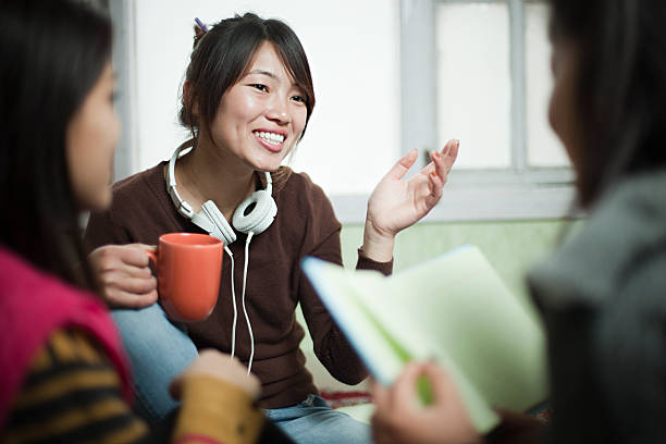 grupo de estudantes asiáticos adolescentes multirraciais discutindo juntos. - traditional clothing audio - fotografias e filmes do acervo