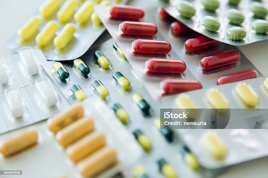 Verschiedene Arzneimittelpillen, Tabletten und Kapseln auf - Lizenzfrei Medikament Stock-Foto