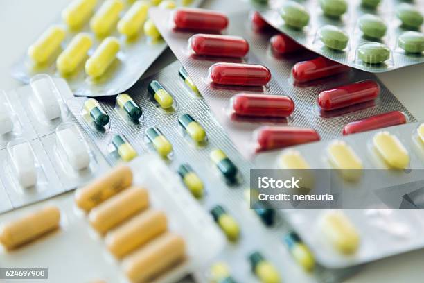Verschiedene Arzneimittelpillen Tabletten Und Kapseln Auf Stockfoto und mehr Bilder von Medikament