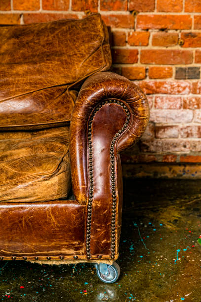 poltrona de couro esfarrapada velha - burnt furniture chair old - fotografias e filmes do acervo