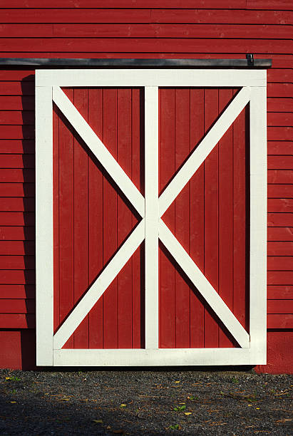 赤い納屋の�ドア白い板の木のパターン - barn red old door ストックフォトと画像