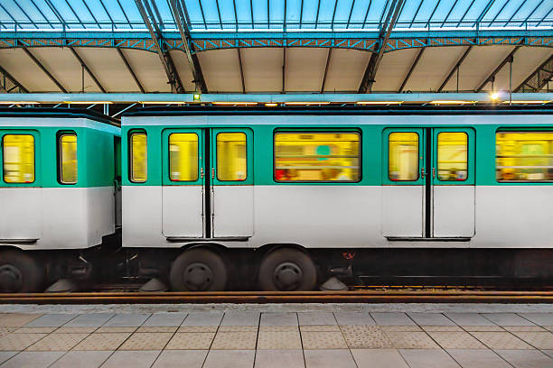 estação de metro em paris - blurred motion city life train europe imagens e fotografias de stock